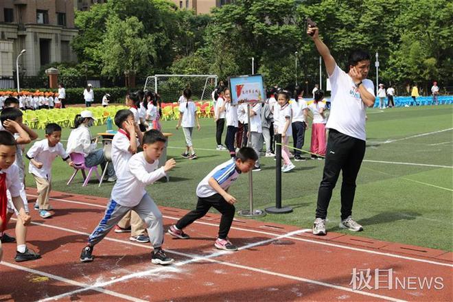 完美体育引导孩子体质健康“脱贫”这个区三年新增中小学体育教师百余人(图2)