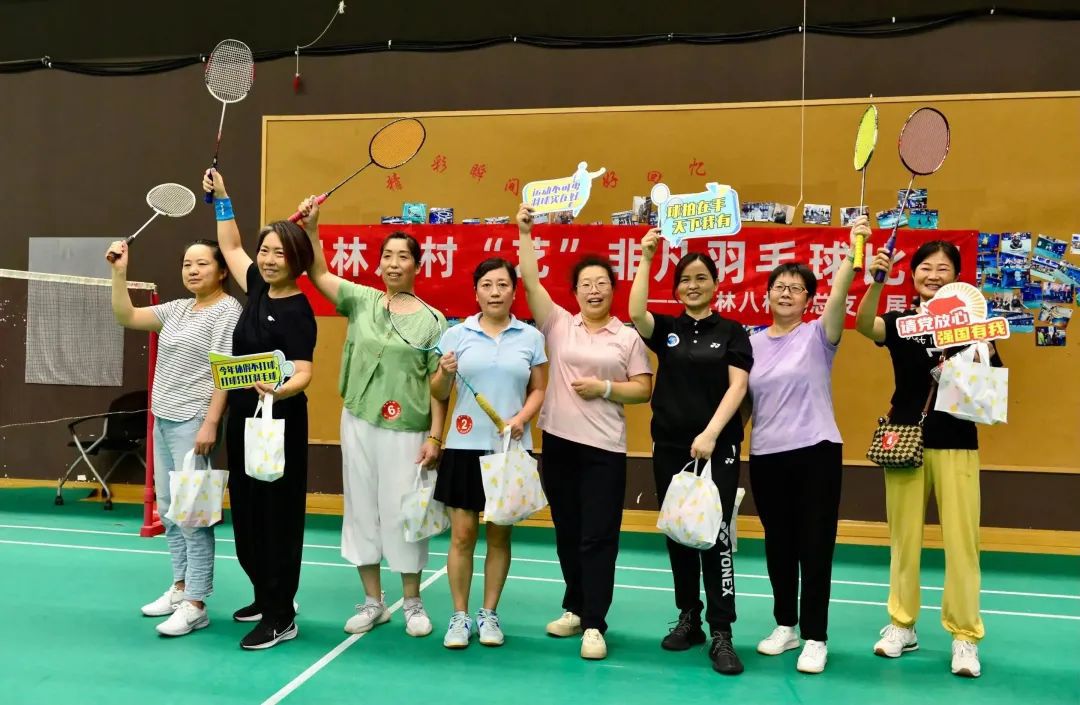 完美体育增进邻里友谊共享运动乐趣！宝山这里举行羽毛球比赛(图3)