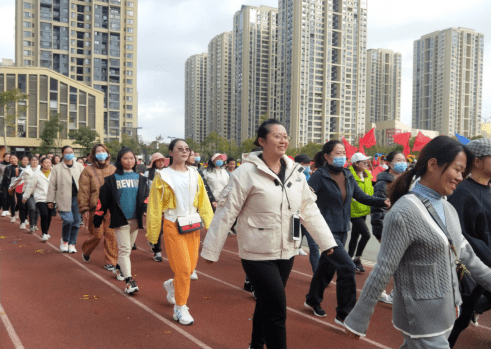 完美体育【体育活动】我参与、我锻炼、我健康快乐——东华二小魅力分校趣味节活动(图4)