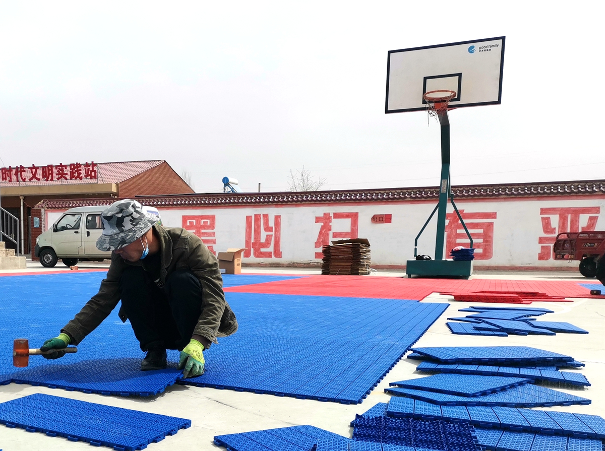 乡村篮球场铺上悬浮运动地板完美体育(图2)