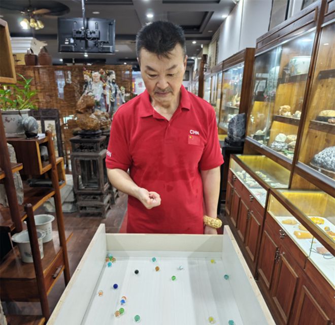 完美体育世界最小球类运动！安庆大爷玩出花(图2)