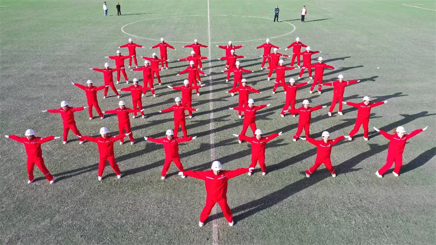完美体育轮台县举办“文化润疆 体育先行”第四届职工广播体操大赛(图2)