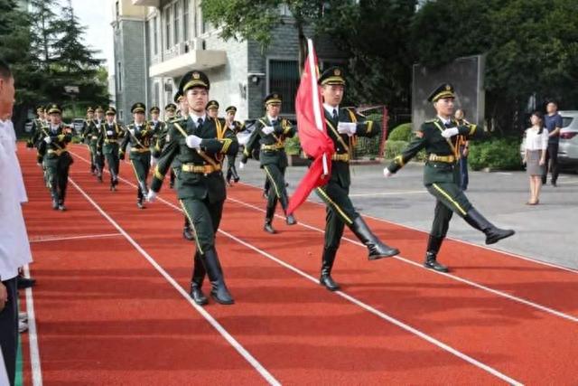 莘庄中学校长：让我们一起奋楫扬帆笃行不怠丨校长寄语完美体育(图2)