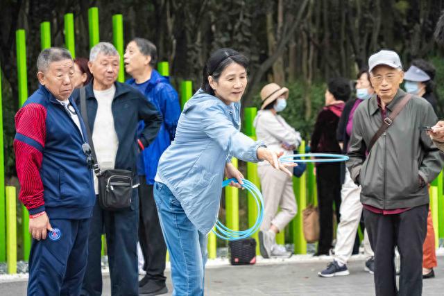 乐动重阳趣完美体育享健康！市南区举办第九届退休干部趣味运动会(图4)