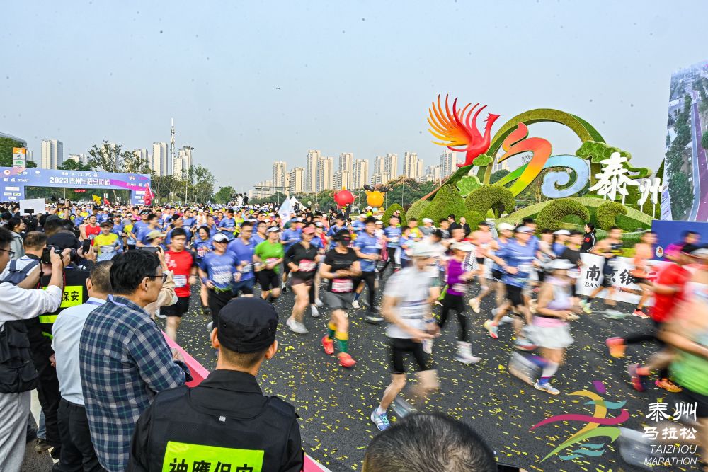 完美体育2023泰州半程马拉松跑出健康新模式(图4)