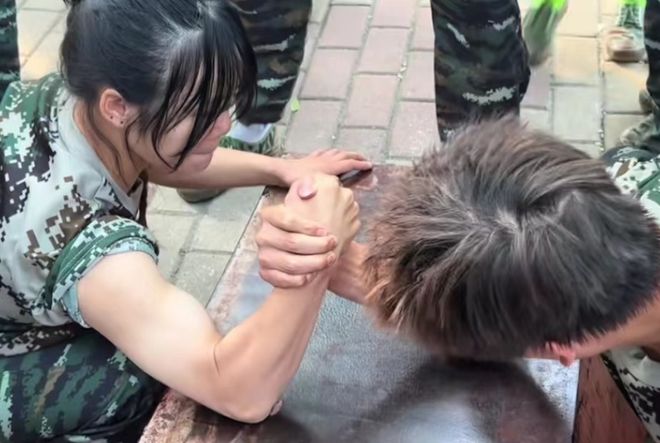 北体女生和男生掰手腕对方表完美体育情一言难尽网友：女生要以柔为美(图2)