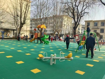 济南市莱芜区凤城街道石花园社区：铺设悬浮式拼装地板健身广场成居民完美体育“打卡地”(图1)