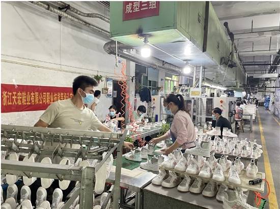 完美体育中国胶鞋行业十强：青岛2家温州3家榜首年销量突破1亿双(图2)