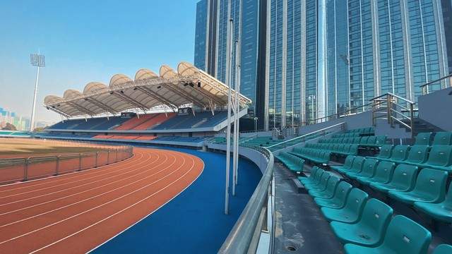 完美体育塑胶跑道的华丽变身：揭秘其施工全过程(图2)