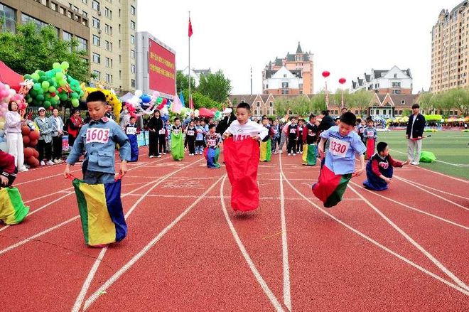 “爱行少年强体魄 奋勇争先铸梦完美体育想”主题体育文化节开幕