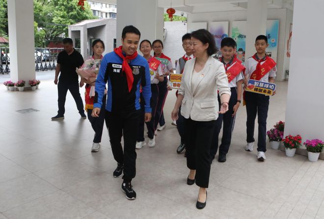 乒乓球冠军尚坤化身体育老师走进真北中学分享运动完美体育感悟！(图2)