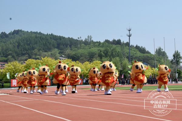 中华民族一家亲 同心共筑中国梦吉林省第八届少数民族传统体育运动会开幕式精彩纷呈完美体育(图3)